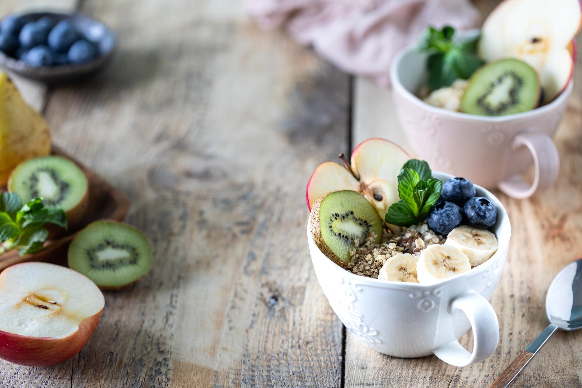 Desayuno saludable con frutas y vegetales frescos