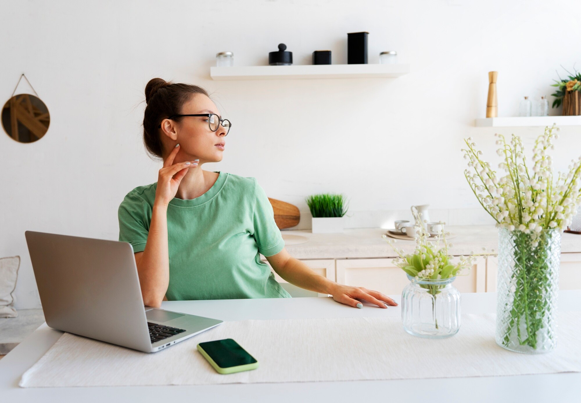 Espacio de trabajo con monitor y luz suave