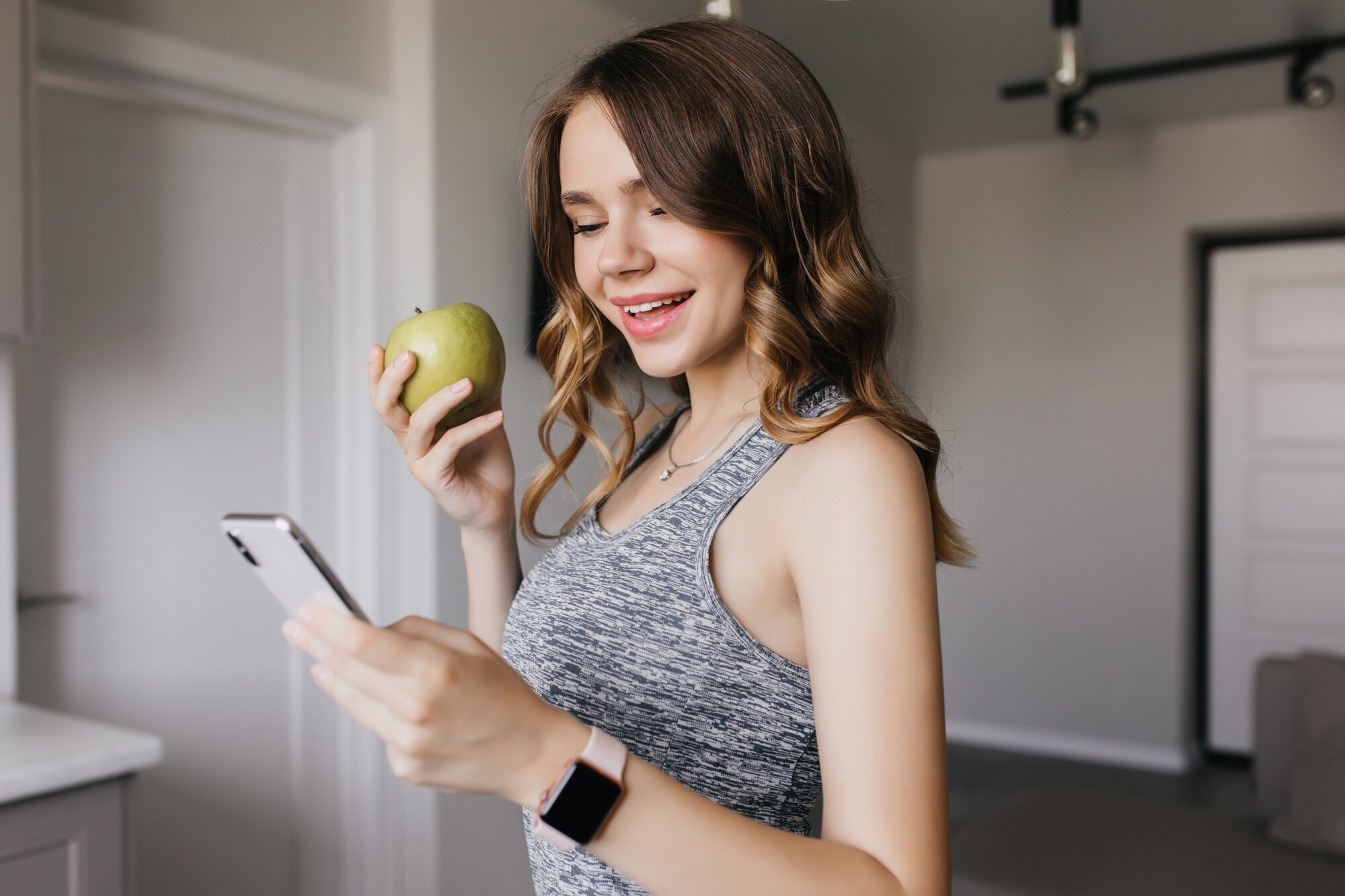 Persona usando smartphone en un ambiente con buena iluminación